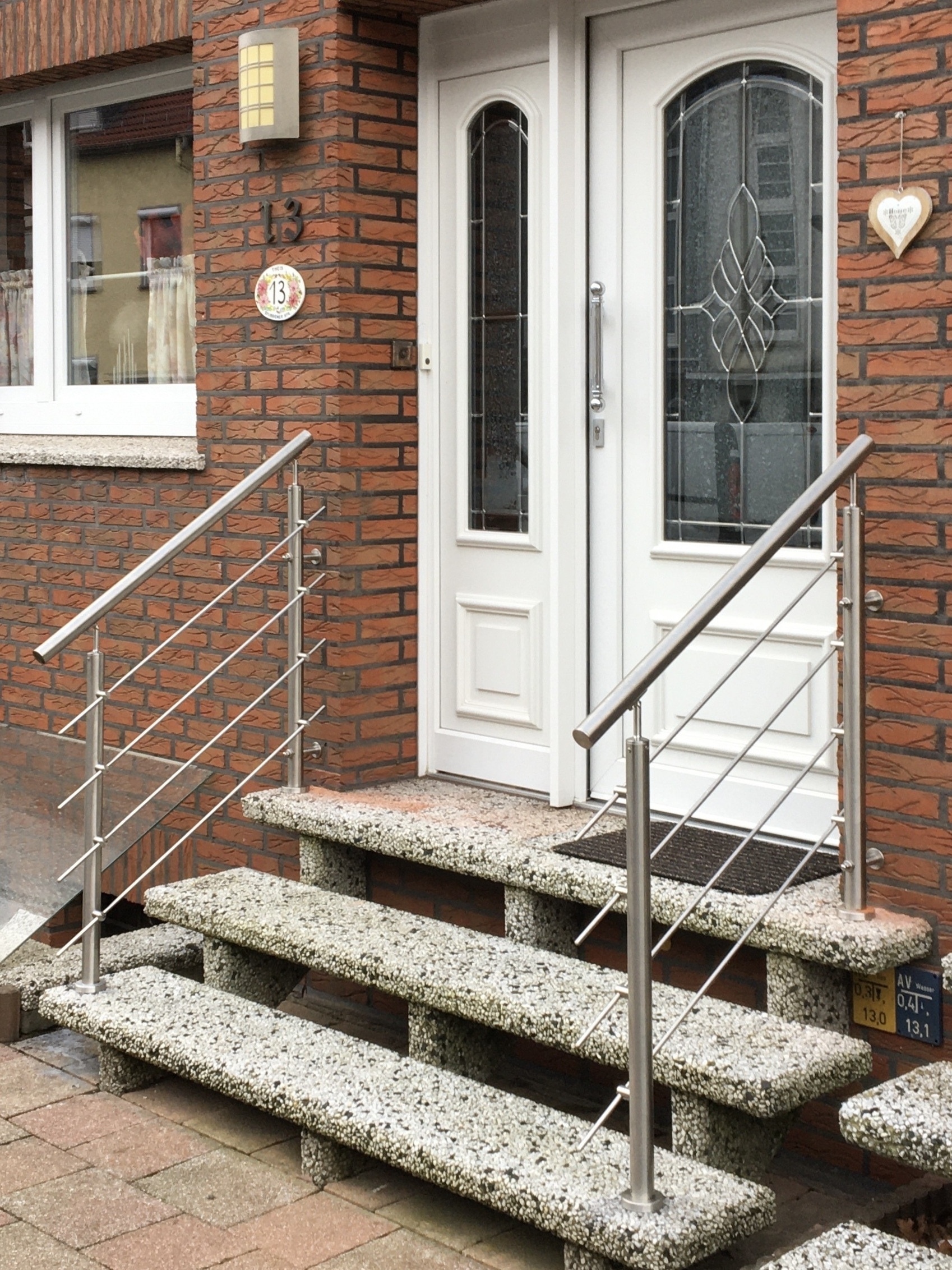 Eingangstreppe mit Edelstahl-Handlauf