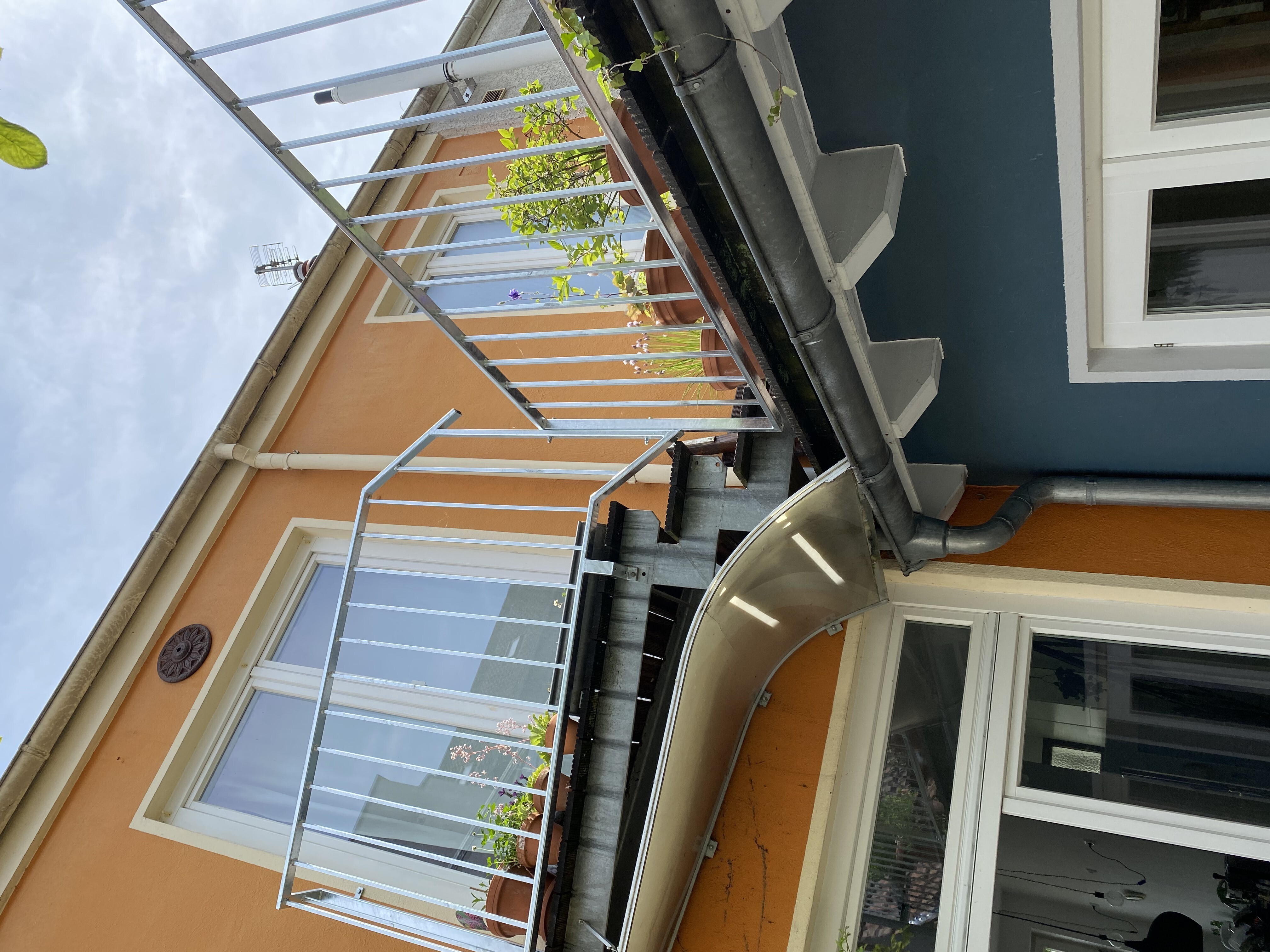 Geländer mit vertikalen Stäben